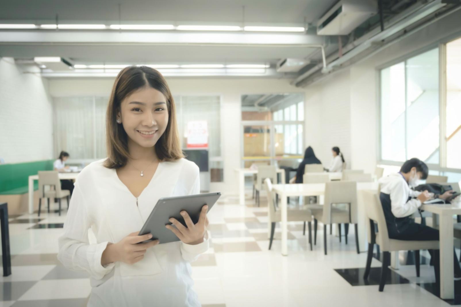 Kreative Arbeitsumgebung mit Ideenentwicklung